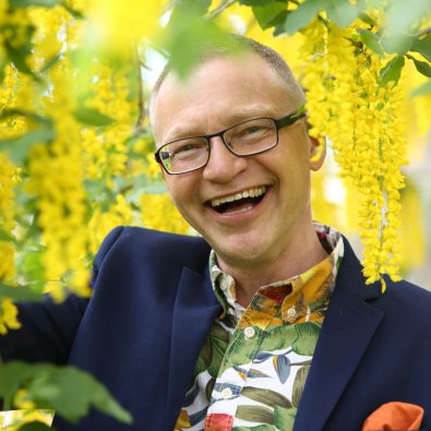 Föreläsare Tomas Eriksson med arbetsglädje i gult gullregn