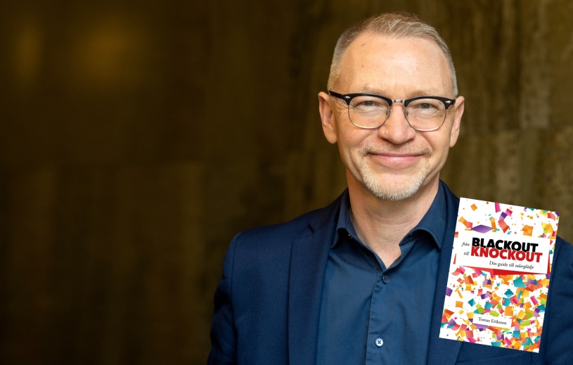 Föreläsaren och författaren Tomas Eriksson med hans presentationsteknikbok Från blackout till knockout inklippt i bildens nedre högra hörn